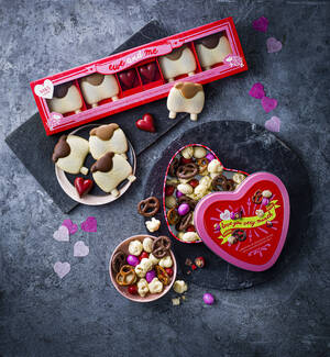 marksandspencer_Valentyn2023_food_valentynske cokolady_cokoladove ovecky a srdce plne sladkeho popcornu, precliku a cokolad_.jpg